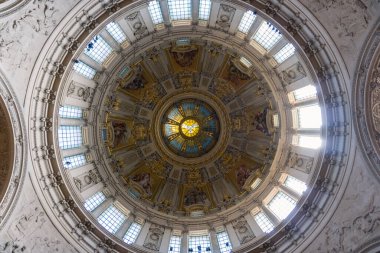 Berlin, Almanya-Ağustos 9, 2022: Berlin 'in ünlü katedralinin iç kubbesi..