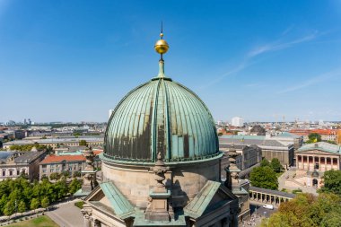 Berlin, Almanya-Ağustos 9, 2022: Güneşli bir günde Berlin Katedrali 'nin kubbesinin dışındaki manzara