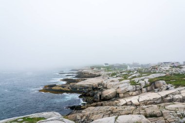 Peggy 'nin Koyu, Kanada - 13 Ağustos 2015: Sisli bir günde ünlü deniz fenerinin yanındaki Nova Scotia-Kanada' daki Peggy 'nin Koyu köyü