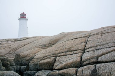 Peggy 'nin Koyu, Kanada - 13 Ağustos 2015: Sisli bir günde Nova Scotia-Kanada' daki Peggy Koyu deniz feneri