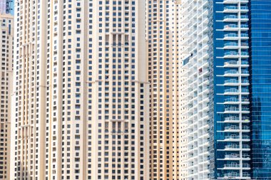 Dubai, Birleşik Arap Emirlikleri - 12 Mart 2023: Güneşli bir günde Dubai Marina 'da yürürken Dubai gökdelenlerinin manzarası