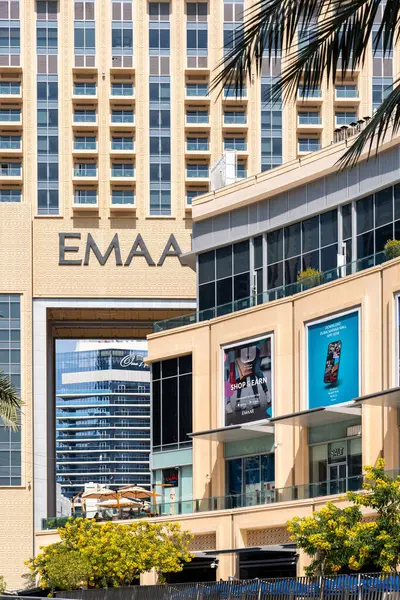 Dubai, Birleşik Arap Emirlikleri - 12 Mart 2023: Güneşli bir günde Dubai Marina 'da yürürken belirli Dubai gökdelenlerinin görüntüsü