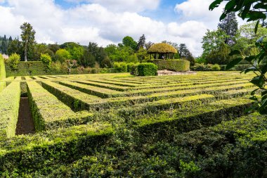 Valsanzibio, İtalya-15 Nisan 2023: Güneşli bir günde İtalya 'nın en güzel bahçelerinden biri olan Valsanzibio' nun anıtsal bahçesinin içindeki labirent
