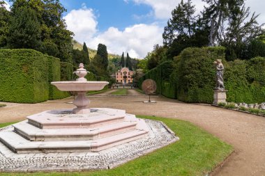 Valsanzibio, İtalya-15 Nisan 2023: Güneşli bir günde İtalya 'nın en güzel bahçelerinden biri olan Valsanzibio' nun anıtsal bahçesinin manzarası