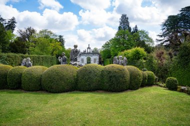 Valsanzibio, İtalya-15 Nisan 2023: Güneşli bir günde İtalya 'nın en güzel bahçelerinden biri olan Valsanzibio' nun anıtsal bahçesinin manzarası