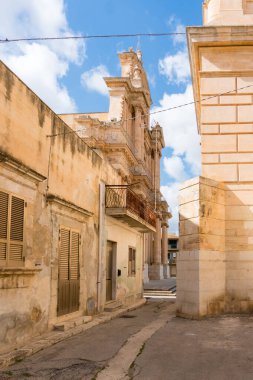 Scicli, İtalya-8 Mayıs 2022: Güneşli bir günde Sicilya 'nın dar sokaklarında yürümek