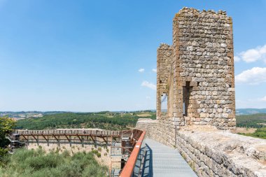 Monteriggioni, İtalya-Ağustos 10, 2020: Güneşli bir günde duvarların üzerinden ortaçağ köyü manzarası