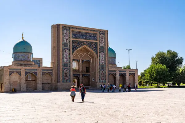 Tasjkent Uzbekistan Augusti 2023 Människor Besöker Hazrati Imam Komplexet Solig — Stockfoto