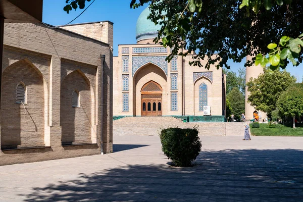 Tashkent Uzbequistão Agosto 2023 Pessoas Visitam Complexo Hazrati Imam Durante — Fotografia de Stock