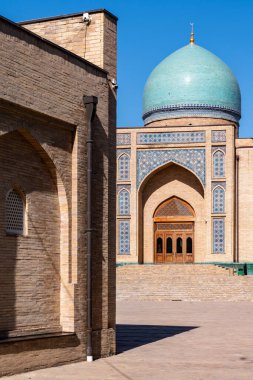 Taşkent, Özbekistan-Ağustos 11, 2023: Güneşli bir günde Hazrati İmam kompleksinin manzarası. Kompleks, Taşkent 'teki bir dizi dini binanın yer aldığı bir kare.