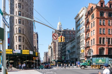 New York City, ABD - 9 Ağustos 2019: İnsanlar güneşli bir günde Manhattan 'daki Fatiron binası denen ünlü gökdelende geziniyorlar.