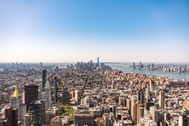 New York City, ABD - 9 Ağustos 2019: Güneşli bir günde Empire State Binası 'nın gözlem güvertesinden Manhattan' ın ünlü manzarası