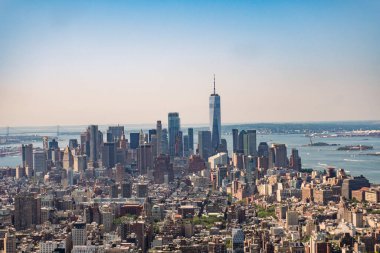 New York City, ABD - 9 Ağustos 2019: Güneşli bir günde Empire State Binası 'nın gözlem güvertesinden Manhattan' ın ünlü manzarası