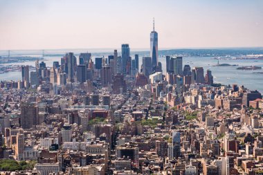 New York City, ABD - 9 Ağustos 2019: Güneşli bir günde Empire State Binası 'nın gözlem güvertesinden Manhattan' ın ünlü manzarası