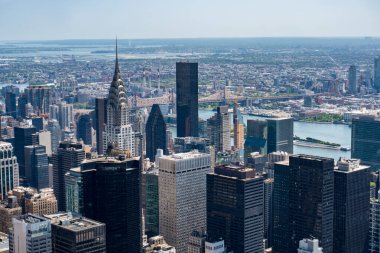 New York City, ABD - 9 Ağustos 2019: Güneşli bir günde Empire State Binası 'nın gözlem güvertesinden Manhattan' ın ünlü manzarası