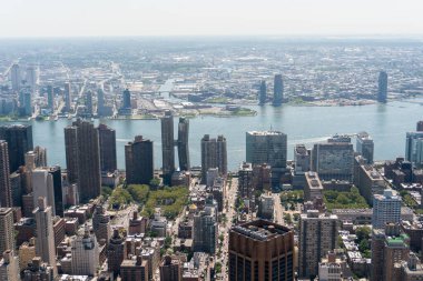 New York City, ABD - 9 Ağustos 2019: Güneşli bir günde Empire State Binası 'nın gözlem güvertesinden Manhattan' ın ünlü manzarası