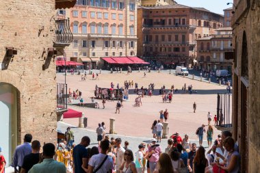 Siena, İtalya-Ağustos 10, 2020: Güneşli bir günde Siena 'da Campo Meydanı yakınlarında turistler