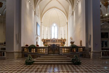 L 'Aquila, İtalya-Ağustos 11, 2021: Bulutlu bir günde Santa Maria di Collemaggio Bazilikası' nın içi