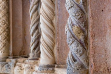 L 'Aquila, İtalya-Ağustos 11, 2021: Bulutlu bir günde Santa Maria di Collemaggio Bazilikası' nın görüntüsü