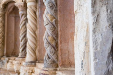 L 'Aquila, İtalya-Ağustos 11, 2021: Bulutlu bir günde Santa Maria di Collemaggio Bazilikası' nın görüntüsü