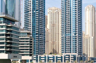 Dubai, Birleşik Arap Emirlikleri - 12 Mart 2023: Güneşli bir günde Dubai Marina 'da yürürken Dubai gökdelenlerinin manzarası