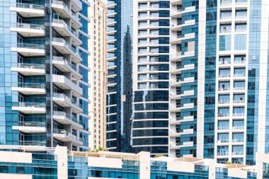 Dubai, Birleşik Arap Emirlikleri - 12 Mart 2023: Güneşli bir günde Dubai Marina 'da yürürken Dubai gökdelenlerinin manzarası