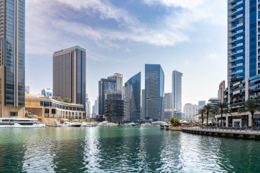 Dubai, Birleşik Arap Emirlikleri - 12 Mart 2023: Güneşli bir günde Dubai Marina 'da yürürken Dubai gökdelenlerinin manzarası
