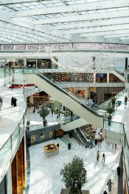 Dubai, Birleşik Arap Emirlikleri - 12 Mart 2023: Büyük ve lüks Dubai alışveriş merkezi içinde alışveriş