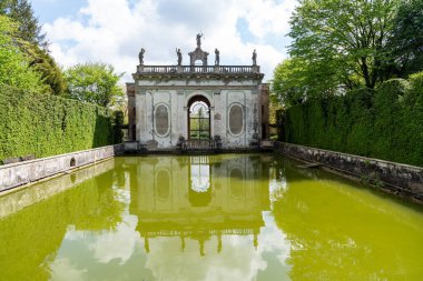 Valsanzibio, İtalya-15 Nisan 2023: Güneşli bir günde İtalya 'nın en güzel bahçelerinden biri olan Valsanzibio' nun anıtsal bahçesinin manzarası