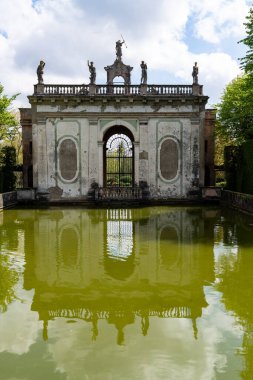 Valsanzibio, İtalya-15 Nisan 2023: Güneşli bir günde İtalya 'nın en güzel bahçelerinden biri olan Valsanzibio' nun anıtsal bahçesinin manzarası