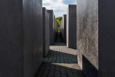 Berlin, Almanya-Ağustos 9, 2022: Güneşli bir günde Berlin 'de öldürülen Avrupa Yahudileri Anıtı' nın manzarası