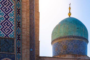 Taşkent, Özbekistan-11 Ağustos 2023: Güneşli bir günde Tillya Şeyh Camii 'nin mavi kubbelerinden birine bakınız. Komplekste Taşkent' teki bir dizi dini bina yer alıyor.