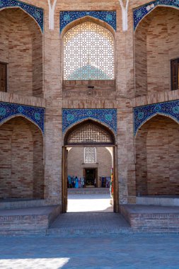 Taşkent, Özbekistan-11 Ağustos 2023: Güneşli bir günde Tillya Şeyh Camii 'nin girişine bakınız. Kompleks, Taşkent' teki bir dizi dini binanın yer aldığı bir meydan.