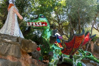 Capalbio, İtalya-Ağustos 11, 2020: güneşli bir günde Capalbio 'nun renkli tarot bahçesini ziyaret edin. Tarot Bahçesi, Niki de Saint Phalle tarafından oluşturulan ezoterik tarot kartlarına dayanan bir heykel bahçesidir.