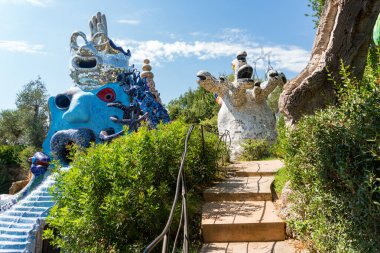 Capalbio, İtalya-Ağustos 11, 2020: güneşli bir günde Capalbio 'nun renkli tarot bahçesini ziyaret edin. Tarot Bahçesi, Niki de Saint Phalle tarafından oluşturulan ezoterik tarot kartlarına dayanan bir heykel bahçesidir.