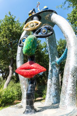 Capalbio, İtalya-Ağustos 11, 2020: güneşli bir günde Capalbio 'nun renkli tarot bahçesini ziyaret edin. Tarot Bahçesi, Niki de Saint Phalle tarafından oluşturulan ezoterik tarot kartlarına dayanan bir heykel bahçesidir.