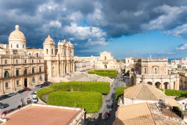 Noto, İtalya-8 Mayıs 2022: Güneşli bir günde Santa Chiara kilisesinin terasından güzel Noto Katedrali 'nin manzarası