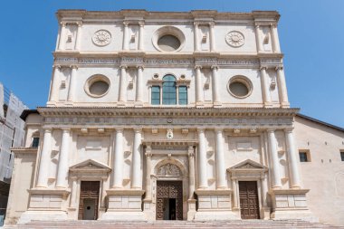 L 'Aquila, İtalya-Ağustos 11, 2021: Güneşli bir günde San Bernardino Bazilikası manzarası