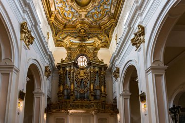 L 'Aquila, İtalya-Ağustos 11, 2021: Güneşli bir günde San Bernardino Bazilikasının dekore edilmiş iç mekanlarını görmek