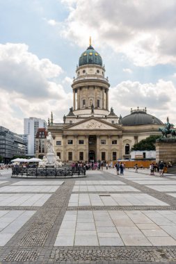 Berlin, Almanya-Ağustos 9, 2022: Bulutlu bir günde Jandarma Meydanı 'ndaki iki kiliseden birine bakmak