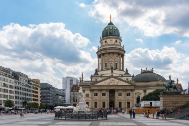 Berlin, Almanya-Ağustos 9, 2022: Bulutlu bir günde Jandarma Meydanı 'ndaki iki kiliseden birine bakmak