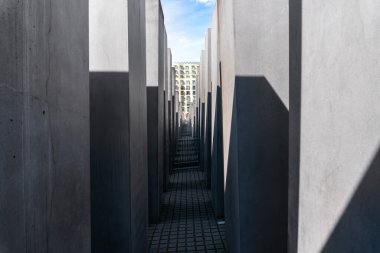 Berlin, Almanya-Ağustos 9, 2022: Güneşli bir günde Berlin 'de öldürülen Avrupa Yahudileri Anıtı' nın manzarası