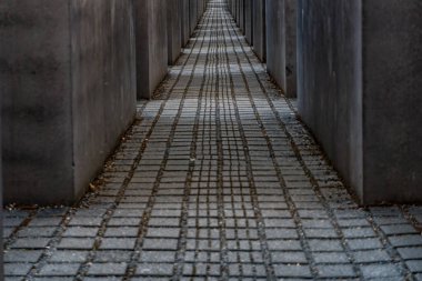 Berlin, Almanya-Ağustos 9, 2022: Güneşli bir günde Berlin 'de öldürülen Avrupa Yahudileri Anıtı' nın manzarası