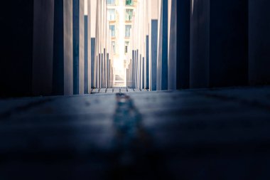 Berlin, Almanya-Ağustos 9, 2022: Güneşli bir günde Berlin 'de öldürülen Avrupa Yahudileri Anıtı' nın manzarası