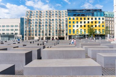 Berlin, Almanya-Ağustos 9, 2022: Güneşli bir günde Berlin 'de öldürülen Avrupa Yahudileri Anıtı' nın manzarası