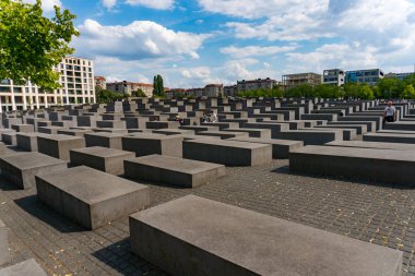 Berlin, Almanya-Ağustos 9, 2022: Güneşli bir günde Berlin 'de öldürülen Avrupa Yahudileri Anıtı' nın manzarası