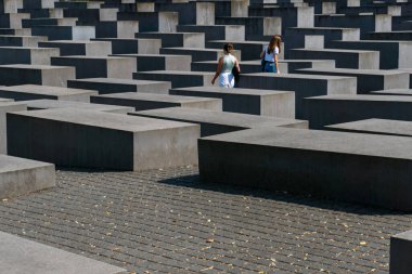 Berlin, Almanya-Ağustos 9, 2022: Güneşli bir günde Berlin 'de öldürülen Avrupa Yahudileri Anıtı' nın manzarası