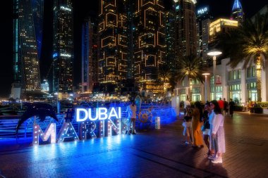 Dubai, Birleşik Arap Emirlikleri - 12 Mart 2023: Dubai gökdelenlerinin bir gece boyunca Dubai Marina 'da yürüyüşü.