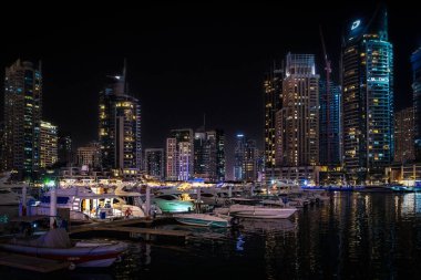 Dubai, Birleşik Arap Emirlikleri - 12 Mart 2023: Dubai gökdelenlerinin bir gece boyunca Dubai Marina 'da yürüyüşü.