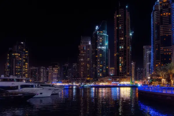 Dubai, Birleşik Arap Emirlikleri - 12 Mart 2023: Dubai gökdelenlerinin bir gece boyunca Dubai Marina 'da yürüyüşü.